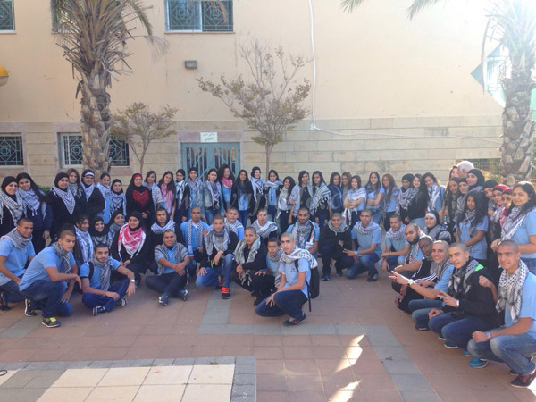  بالصور: طلاب الثانوية الشاملة بيافا يرتدون الكوفية الفلسطينية تضامناً مع الاقصى